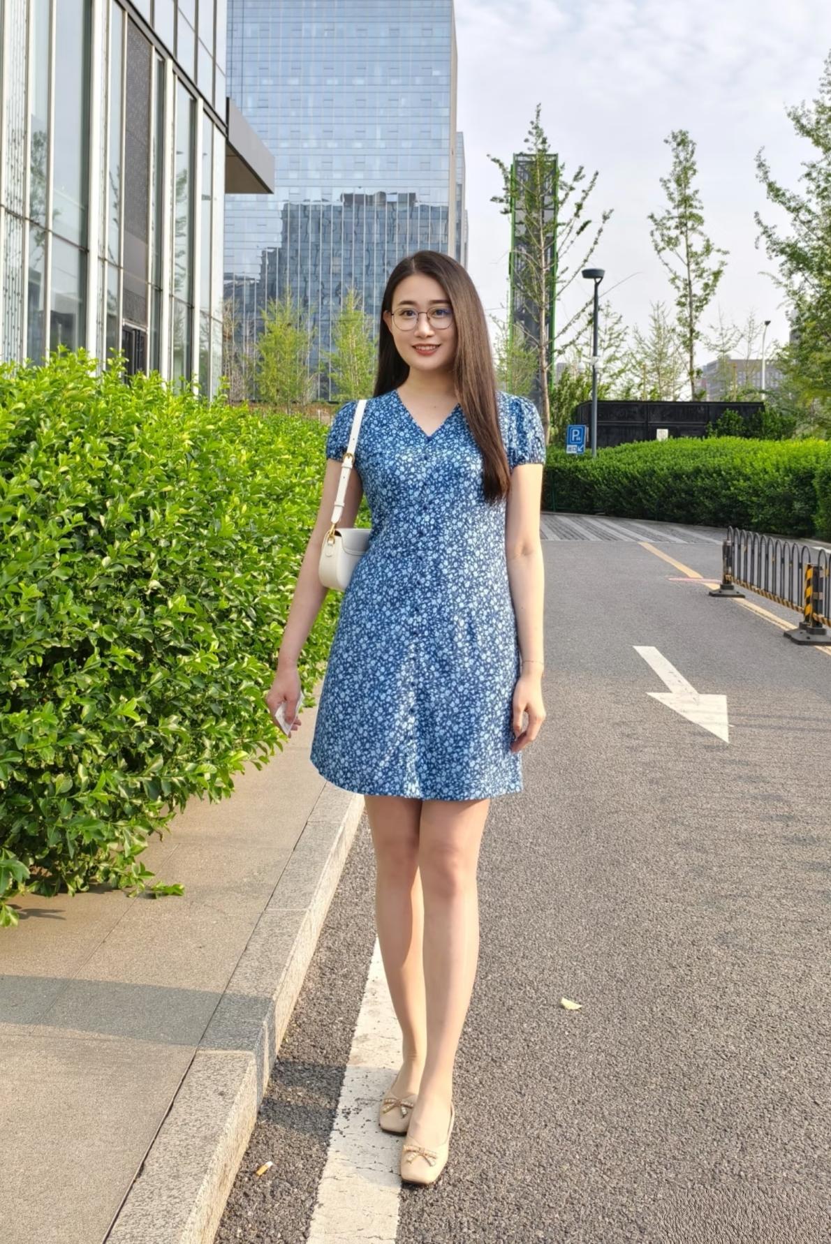 怎样穿搭知性又显身材?简单的一件连衣裙，搭配一双平底船鞋，一只精致的包包，就可以