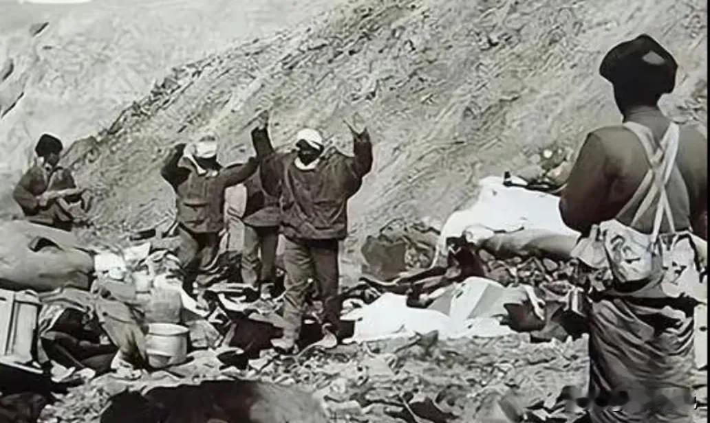 1962年对印自卫反击战中的这一幕似曾相识，六十年后，历史再一次重演，国家领土寸