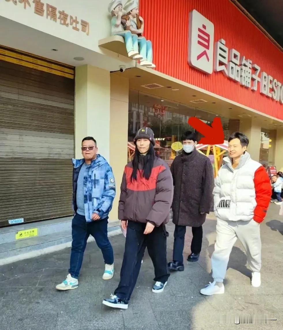 话说跟在刘雯右后方的这位兄台可是当年和郭德纲全网对骂的那个宋祖德[捂脸]