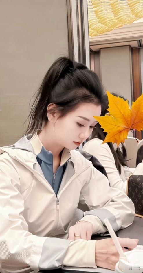 在培训机构部遇到了大美女一枚，侧面照一拍，效果这不就来了，不得不说真的颜值天花板