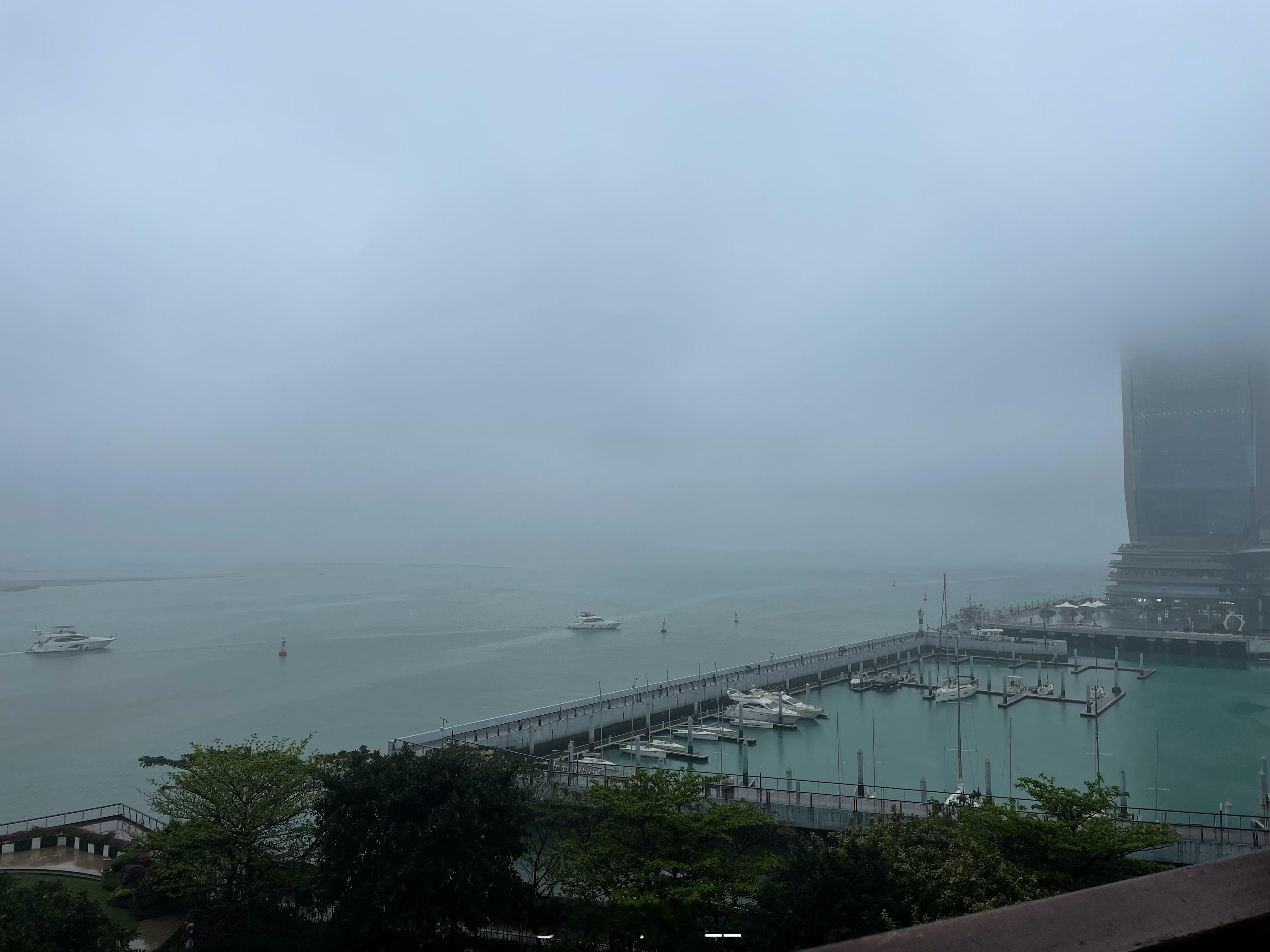 这几个大哥把我整笑了大概是定金交得早结果大雾了人不退钱，只能硬着头皮出去兜两圈 