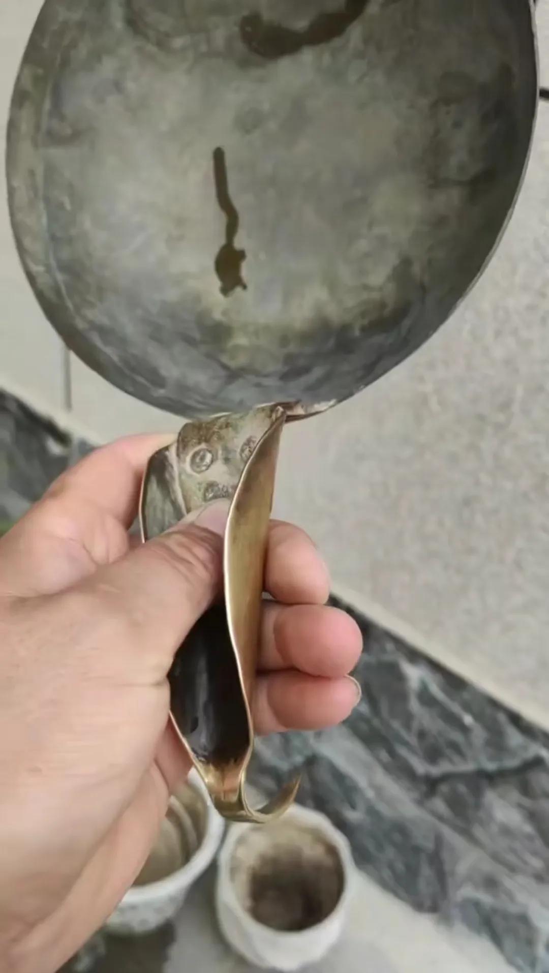 这个天太热了，要找一个凉快的地方跑到钢筋工的集装箱里，突然发现了一个新奇的玩意。