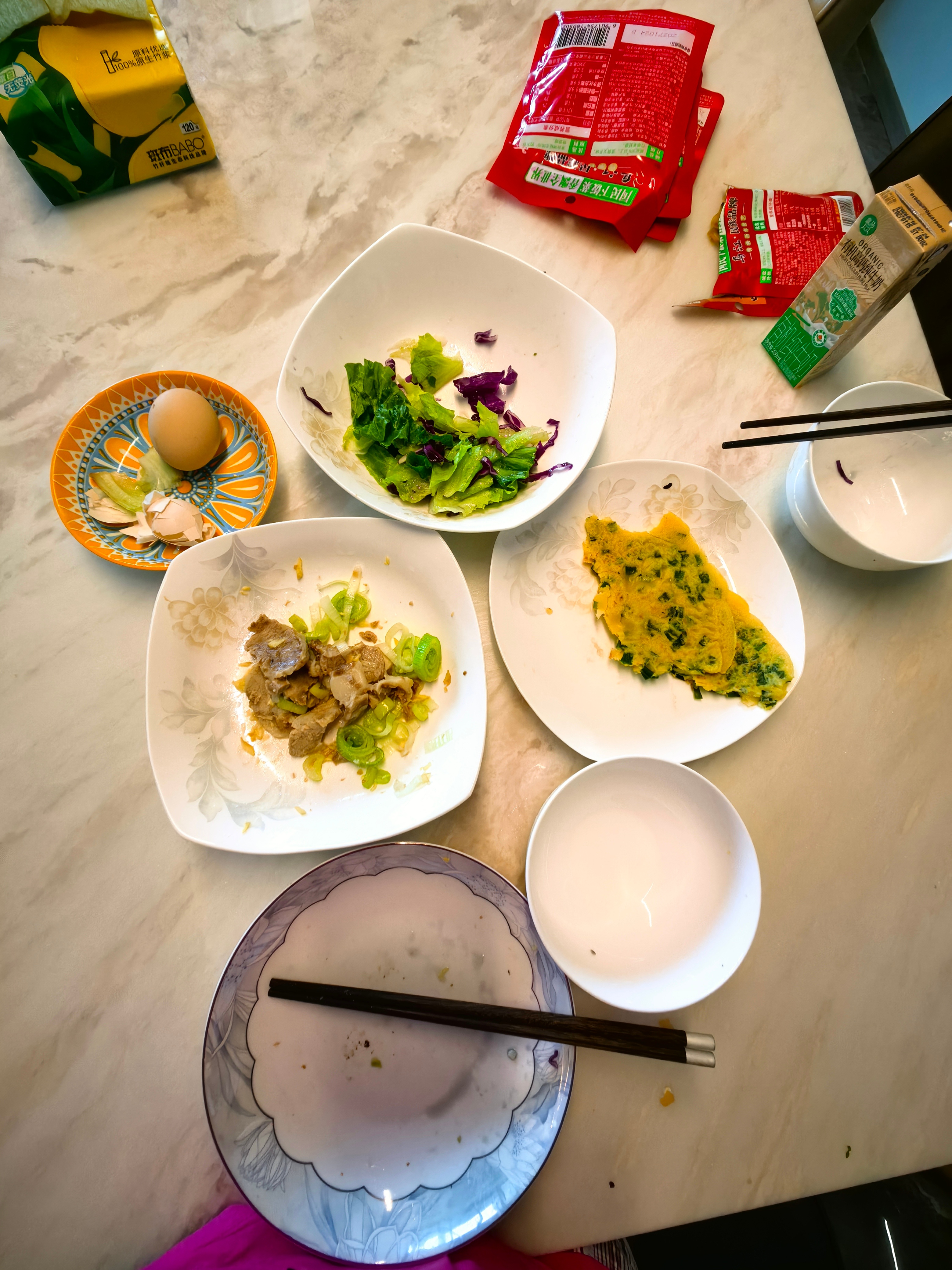 喵爷爷做的早餐不合小喵的口味，他说锅摊太厚太淡，只咬了一口，再吃了几根蔬菜，就放