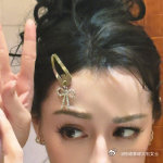 迪丽热巴包上挂了labubu谁分得清迪丽热巴是小猫还是雕塑💗 热巴包上的lab