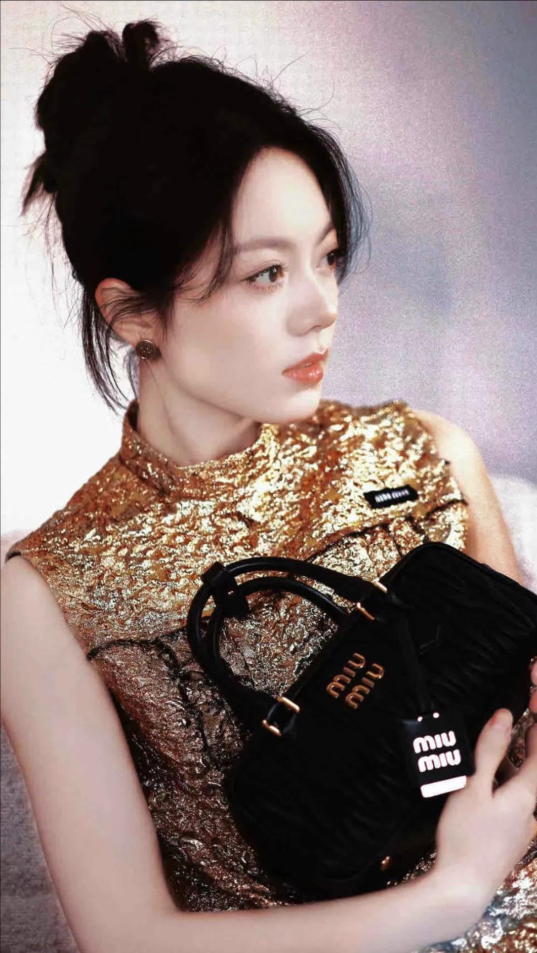 赵今麦MiuMiu最新活动造型好美啊！把刘海梳起来，露出五官，画一个精致的妆容，