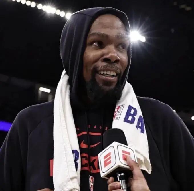 杜兰特21投9中，三分12中2，但最关键的三分球留在了绝杀上，最后一分钟不到，9