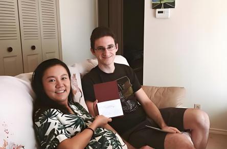 “你应该滚回中国去！”“别用亚洲人的脏习惯喂我的孩子！”2019年美国一男子不断