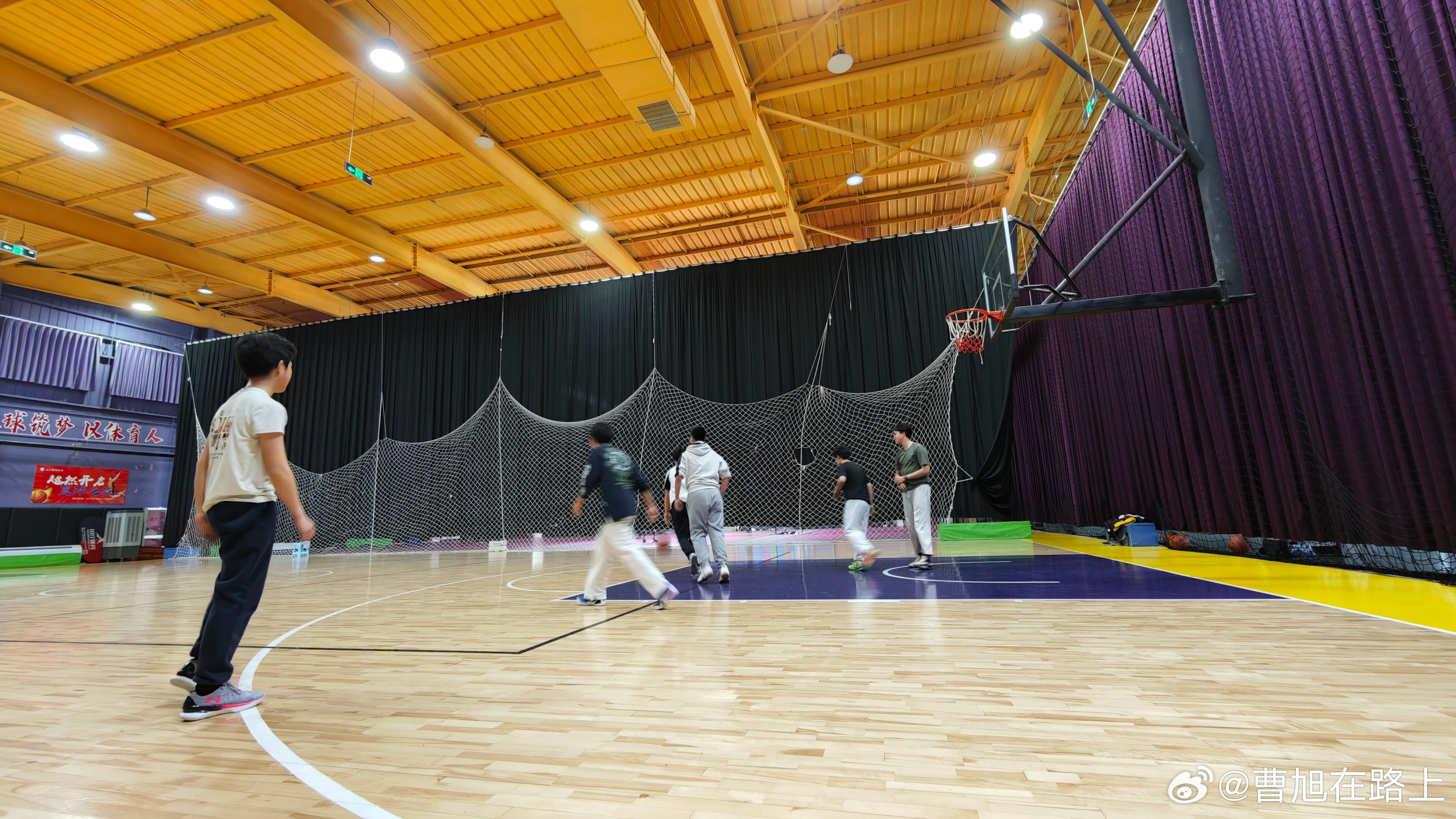 继续啊 痛快的出汗啦🏀最近发现身边朋友保持运动的很多过年的球场比较冷清了年后大