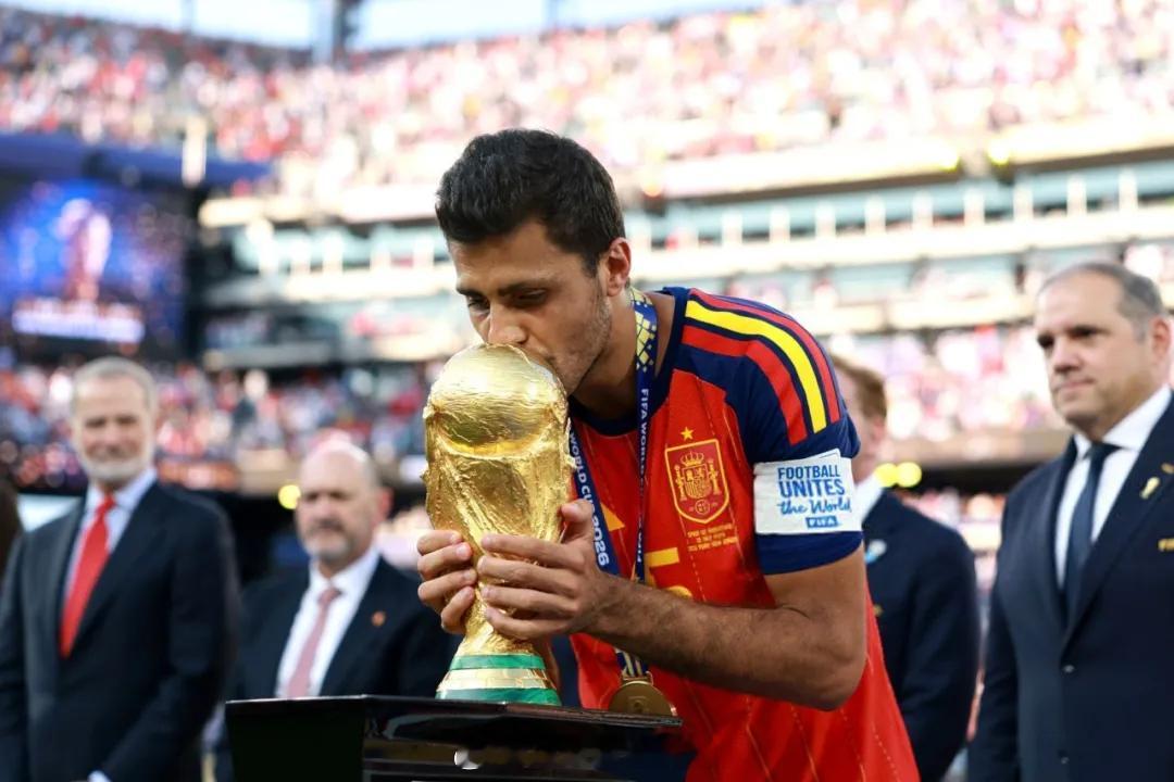罗马诺消息，巴萨正在筹备为罗德里向曼城提交第三份报价，此前两份价值5000万和6