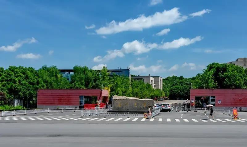 国家说职业本科和普通本科一样，毕业证有同等法律效力。
可现实里，很多公司的HR看