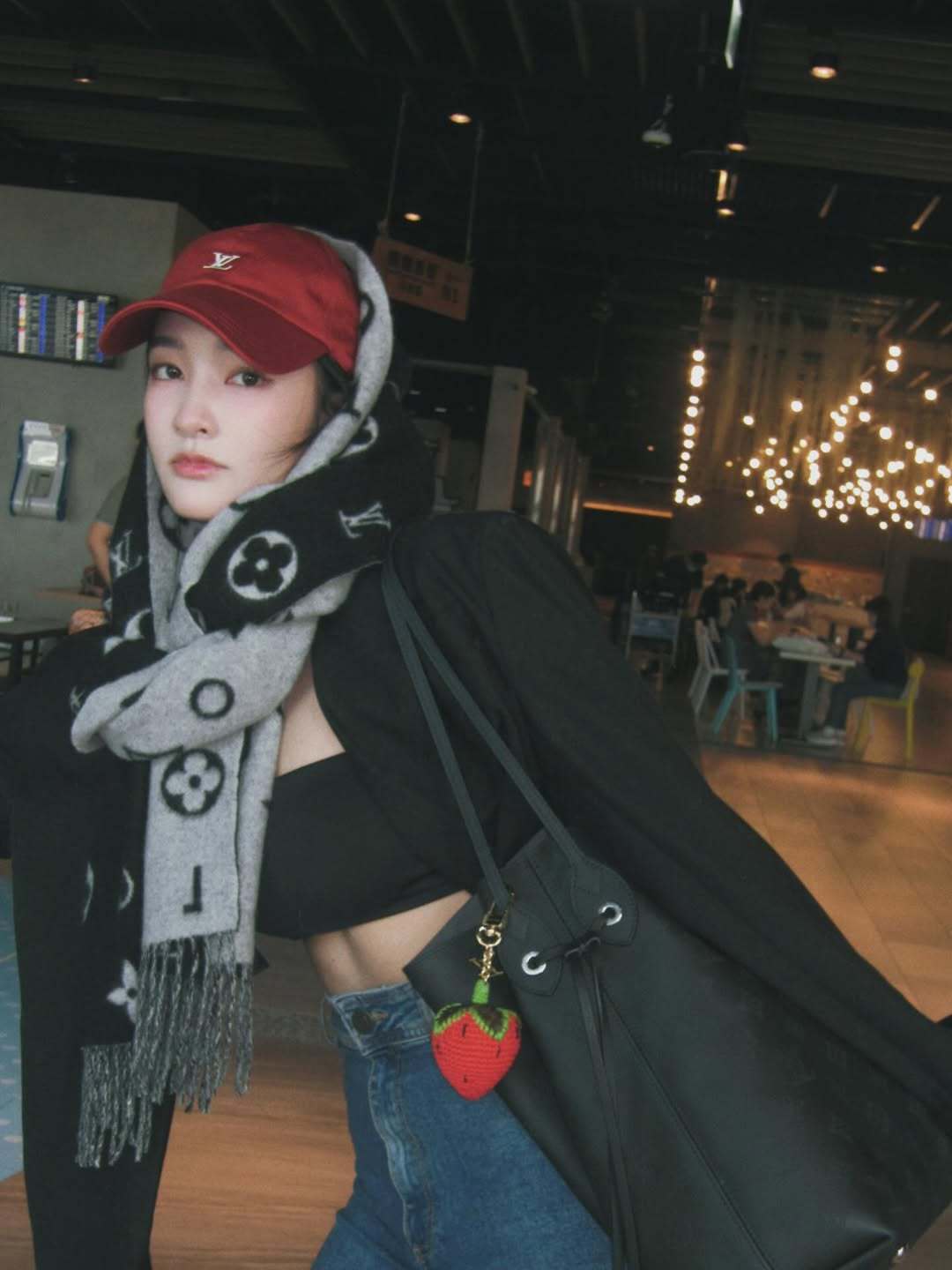 王净：昨天睡前才突然發現，我們竟然又來到需要圍巾的季節了除此之外光有圍巾可能還不