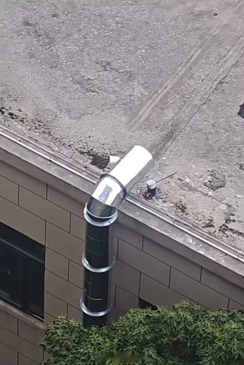 市民反映：盐南高新区新都街道凤凰汇熙园南门南港路沿街两家烧烤店，楼顶排烟管道直接