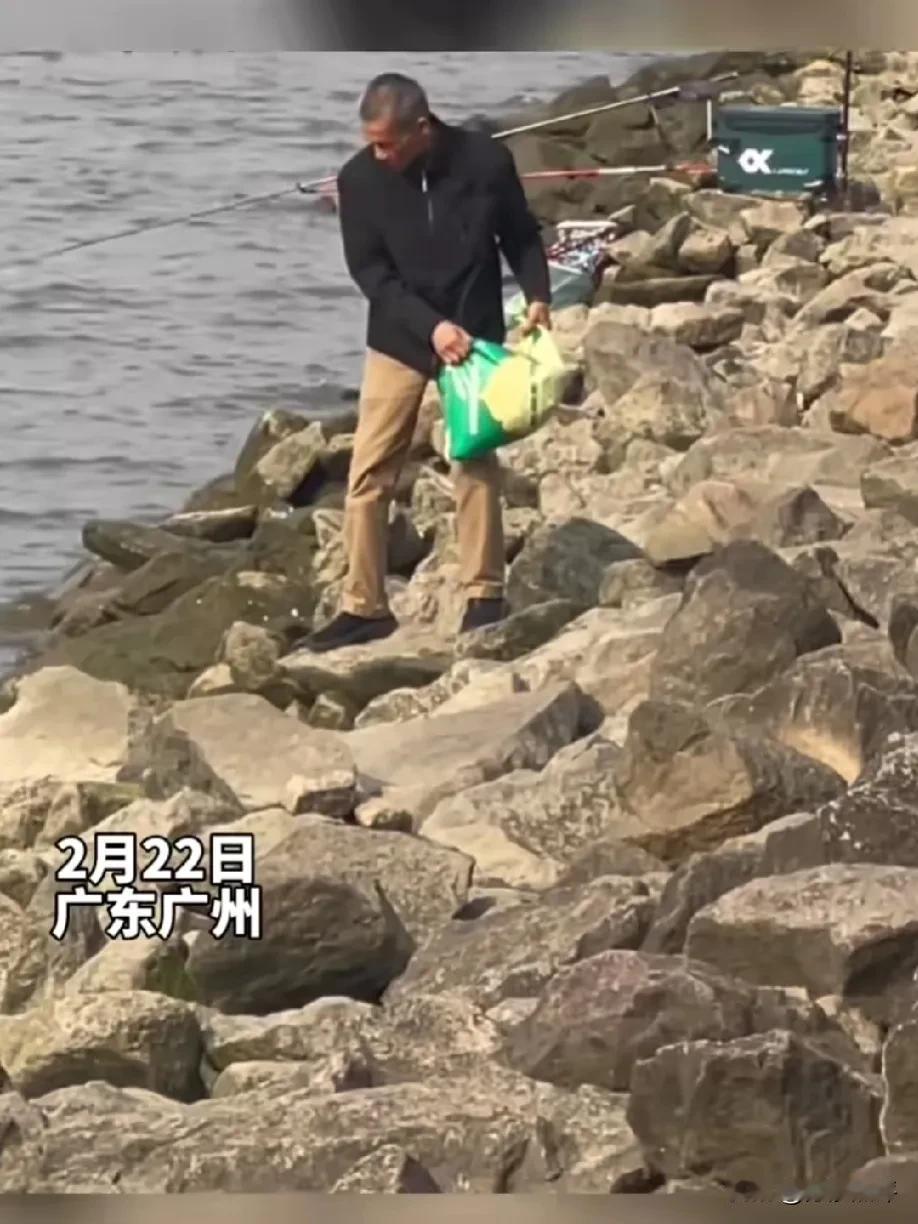 放生米？2月22日，广东广州，一男子将一袋子大米倒入河里，网友质疑是浪费粮食！镇