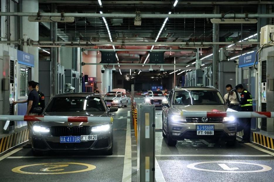 双向奔赴！粤车南下驶入香港 大湾区融合再提速
 
香港《亚洲周刊》1月5日报道，