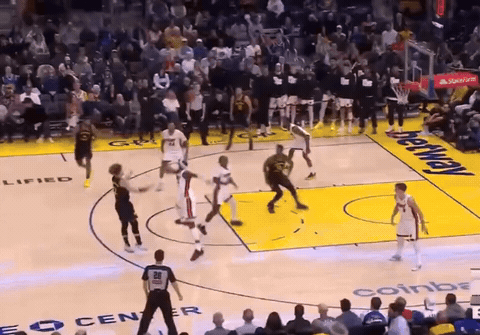 有大麻烦！看看巴特勒这痛苦的样子
今天勇士在主场挑战热火，最终以135-112大