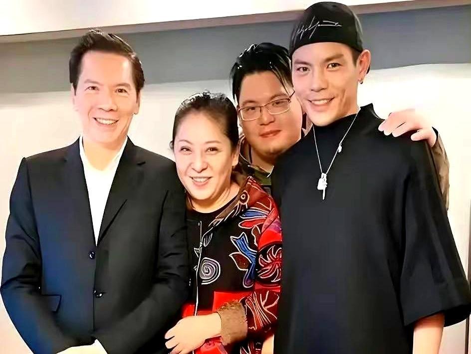 豪门最残酷的真相是，极度听话换不来权杖。
 
向佐四十多年的人生像个精准执行的程