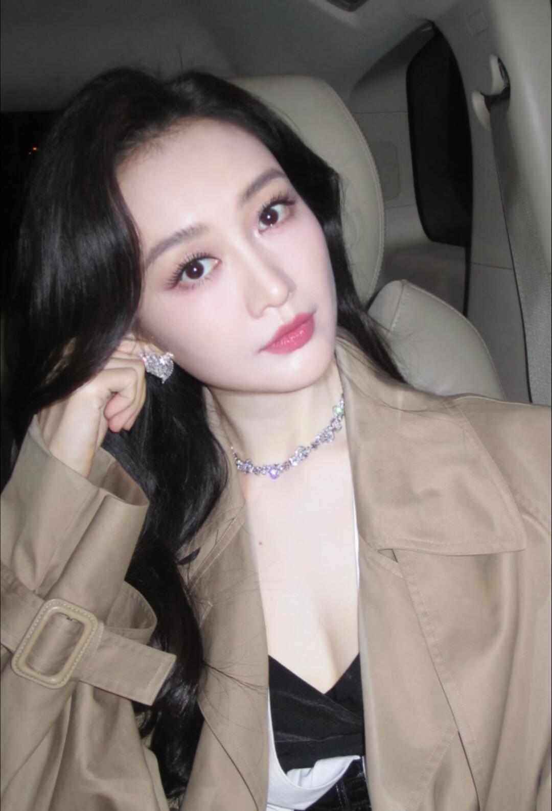 王鸥 何九华还是不要多关注艺人的私人活吧，给孩子一个空间尊重姐姐的选择！ ​​​
