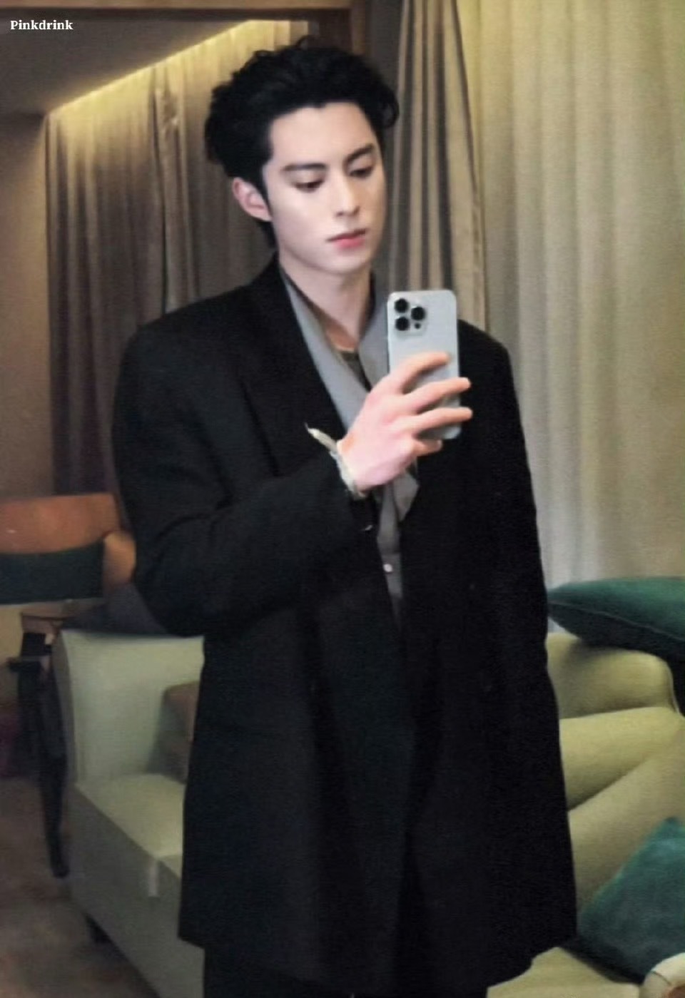 这个时候就要有人问了，王鹤棣你咋这么帅呢~王鹤棣这衣服正经吗 ​​​