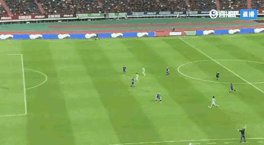 武磊这个球，有两种选择，要么把球打进，要么把球传给右侧已经到位了的谭龙，可他却偏