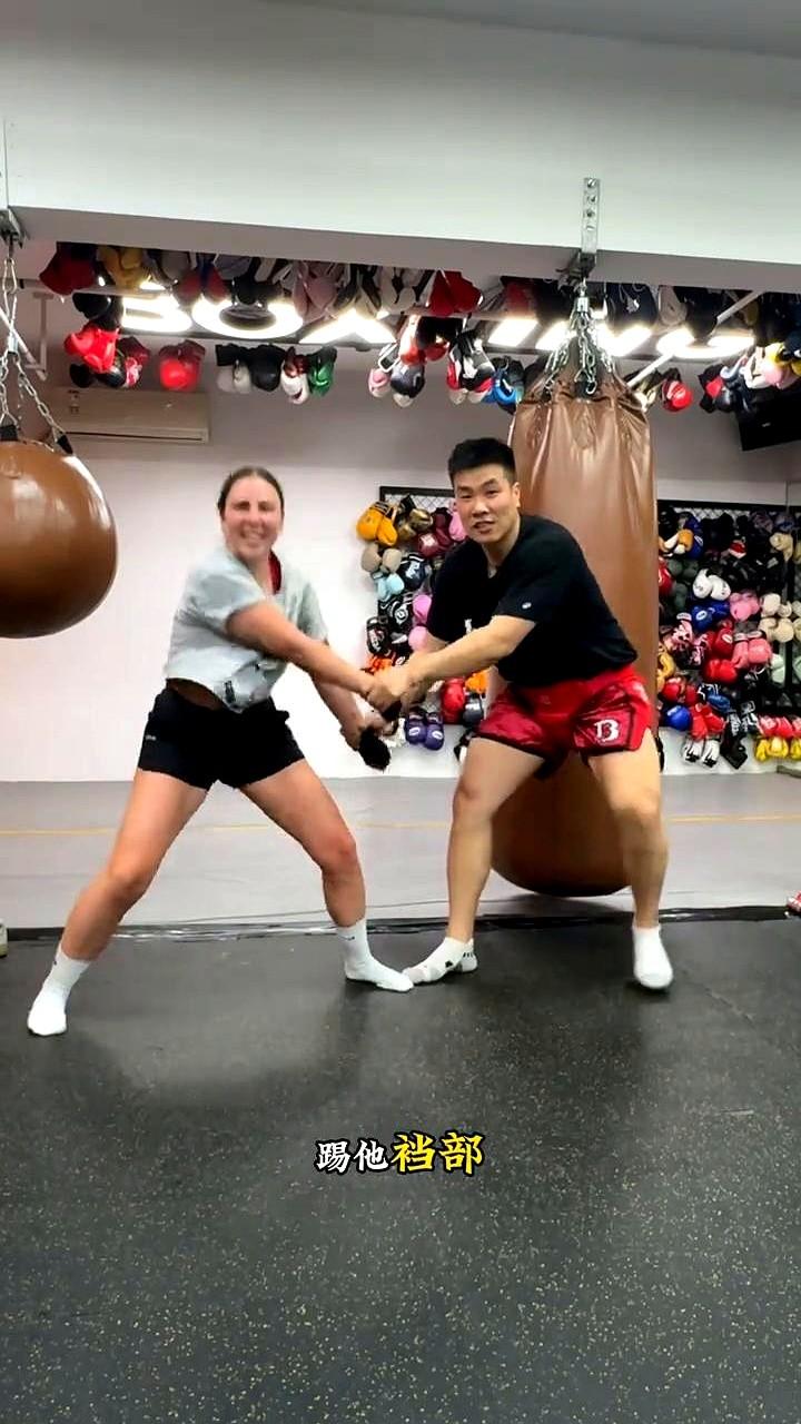 女生们都该看看这几招！关键时刻真能救命。

被人从背后抱住，别慌！猛地降低重心，