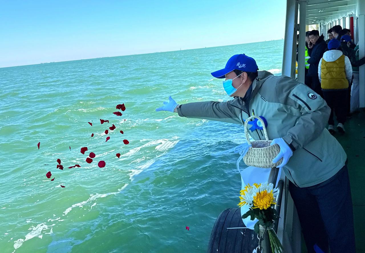 原本我以为海葬不用钱，只要随便在海岸或者海上，把骨灰撒出去就行，没想到，弄一次海