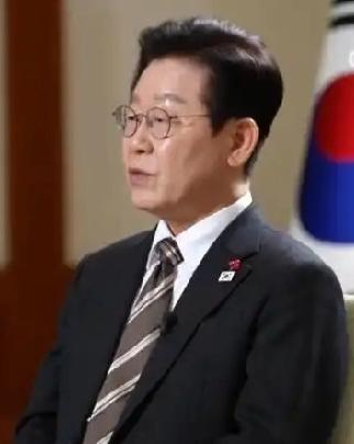 李在明的务实外交可圈可点。他主张外交多元化，均衡发展与美日俄等国关系，这一策略很