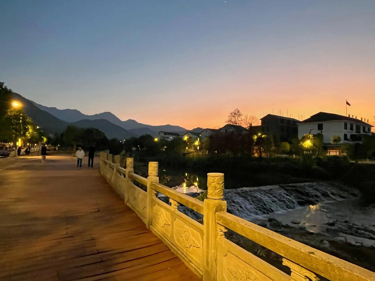 夕阳西下，我走在河边，拍到了温汤的晚霞，山景、水景、房子都变成了最美丽的风景。