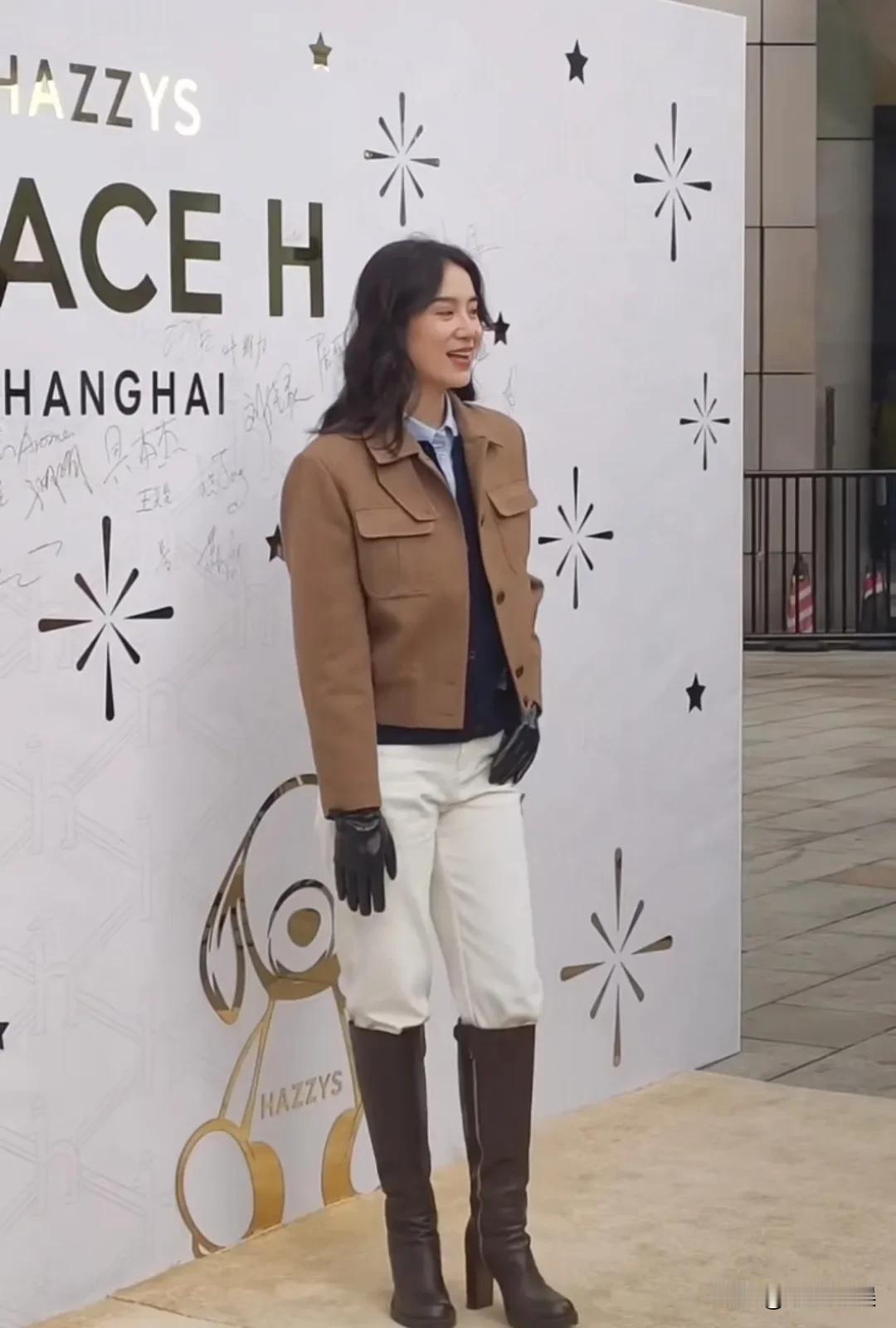 宋佳的五官并不是最美的，但是她这松弛感十足的状态，真的让人好喜欢。
她现身上海出