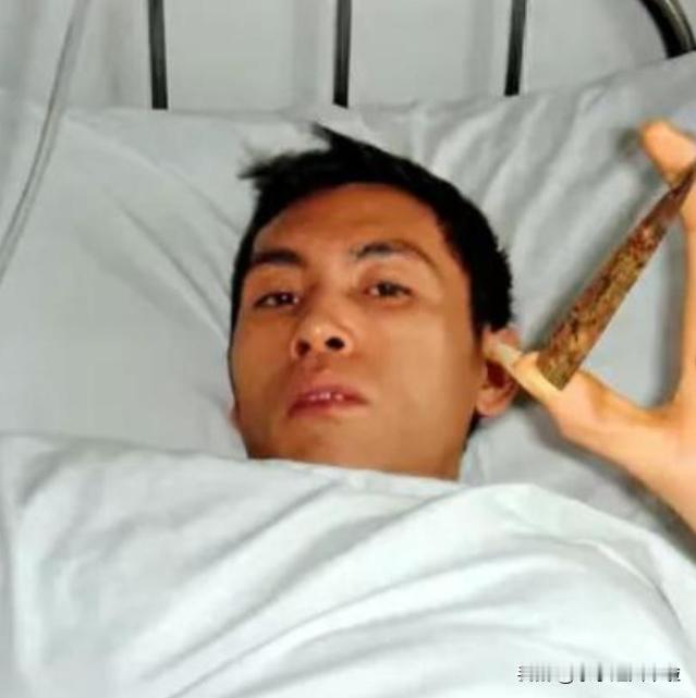 2011年，云南省某人民医院，一男子说自己一天刷十次牙，但一张嘴就是伴着铁锈的恶