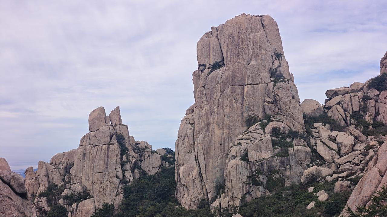 崂山巨峰景区最高峰海拔1133米，是中国一万八千公里海岸线的最高峰。因为最高峰特