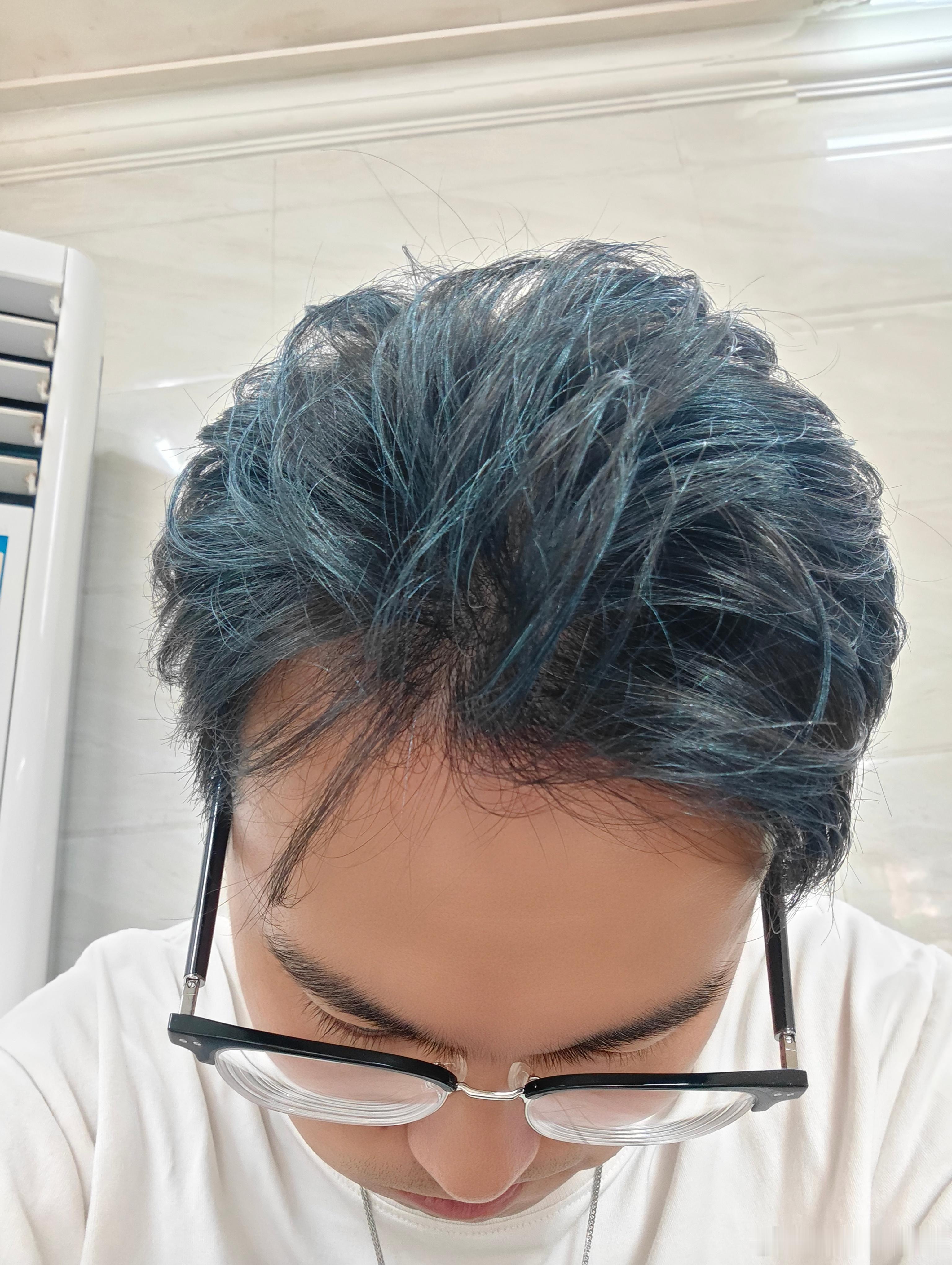 好久没用有颜色的喷雾发胶一头蓝毛看起来会不会比较不像奔四的中登 