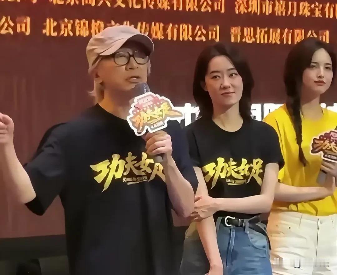 少林旧梦犹在，巾帼新章开篇。
星爷携手张小斐，共赴绿茵热血之约。
周星驰张小斐同
