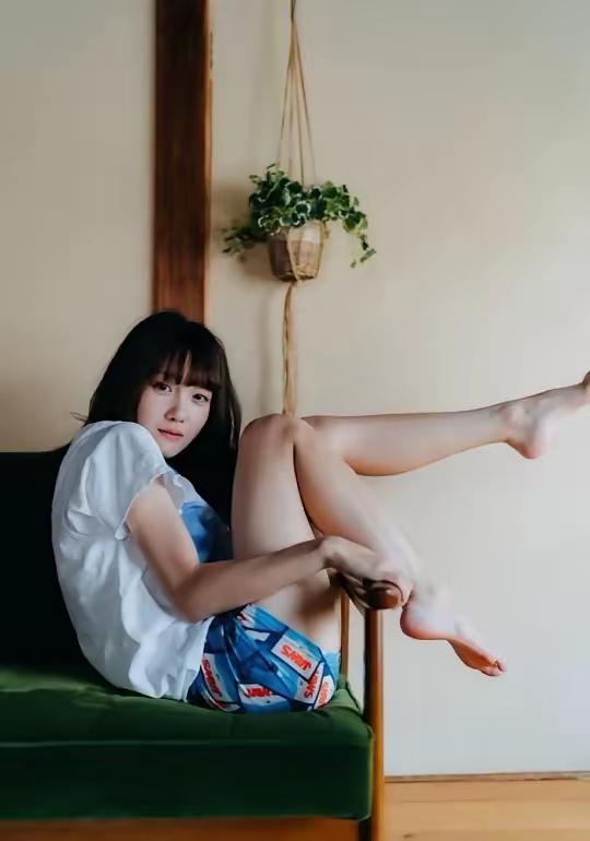 白色上衣+蓝色短裤，搭配绿植背景，清新自然，舒适自在。