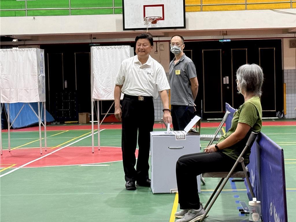 ，傅崐萁与徐榛蔚携手步入投票场所，共同完成投票流程。投票结束后，傅崐萁面向公众郑