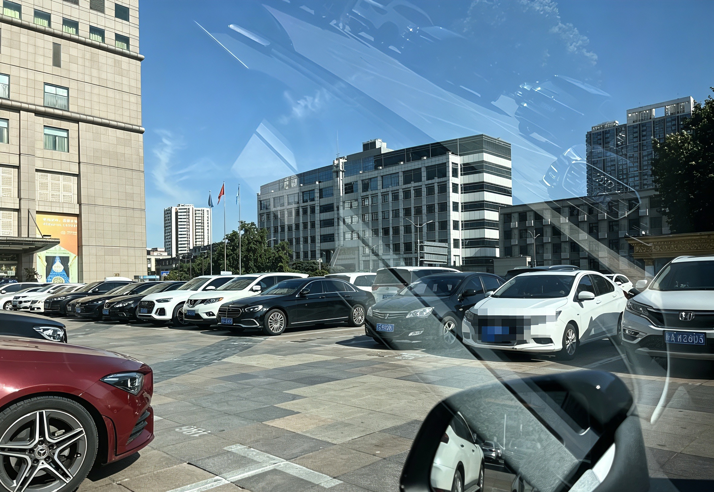 我对面十几辆车竟然全部都是油车，一辆电车都没有。看来新能源汽车占比还有巨大的上升