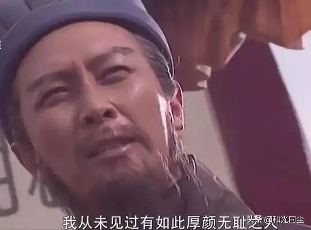 百炼千锤一根针，
一颠一倒布上行。
眼睛长在屁股上，
只认衣冠不认人。

真的是