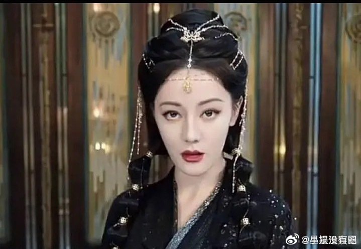 网友截的迪丽热巴黑图你说有招内，黑图也这么有实力 
