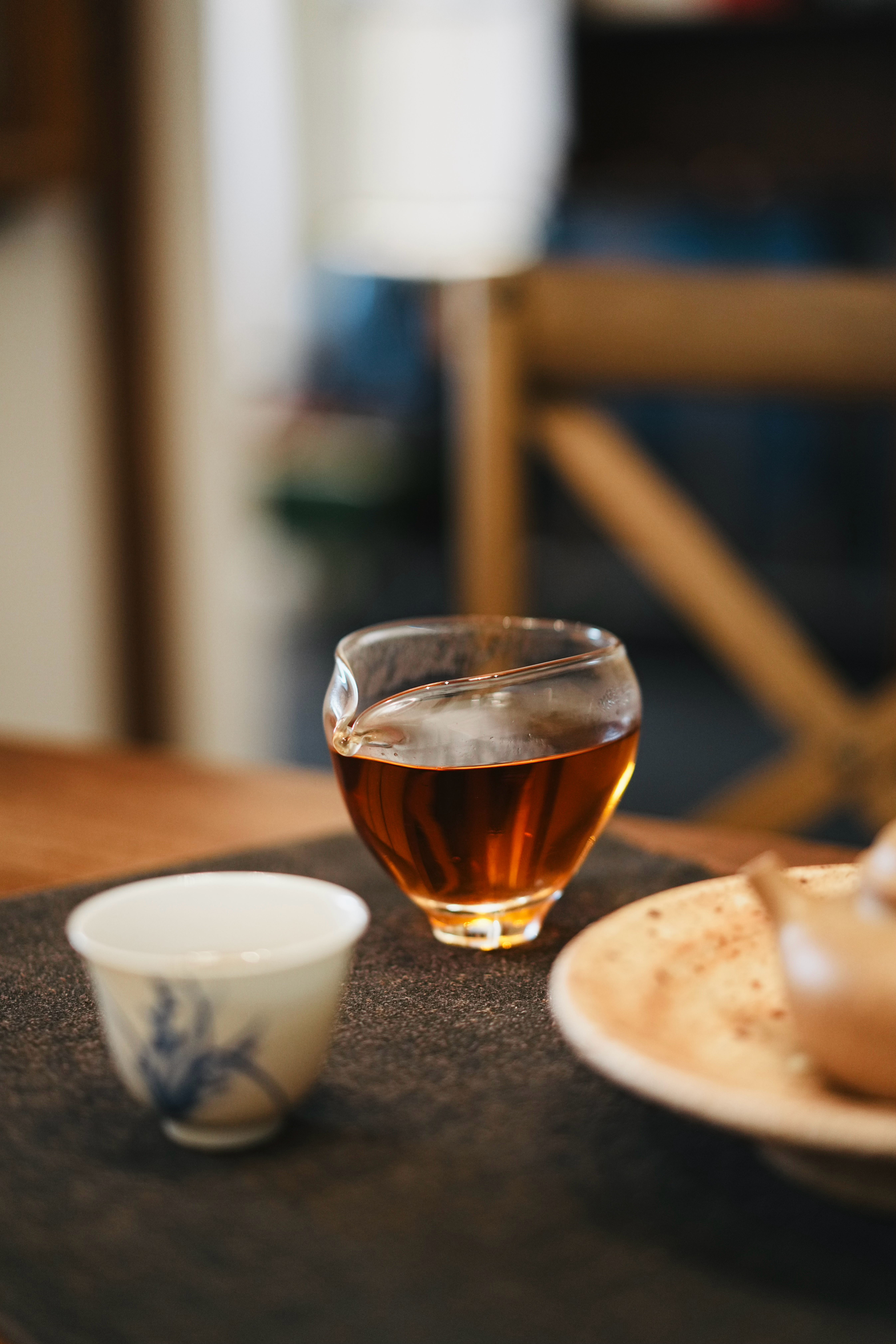 人到了一定时候，会慢慢喜欢上那些“不发生什么”的时刻。 福鼎·八闽茶夫旗舰店