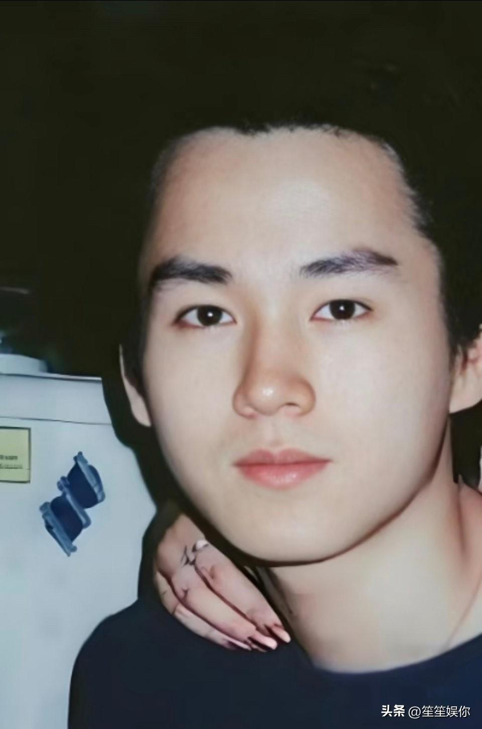 古二当然有自作自受的成分。要人尊己，必先自尊，古二自己先丢了自尊去侍奉王家卫，甚