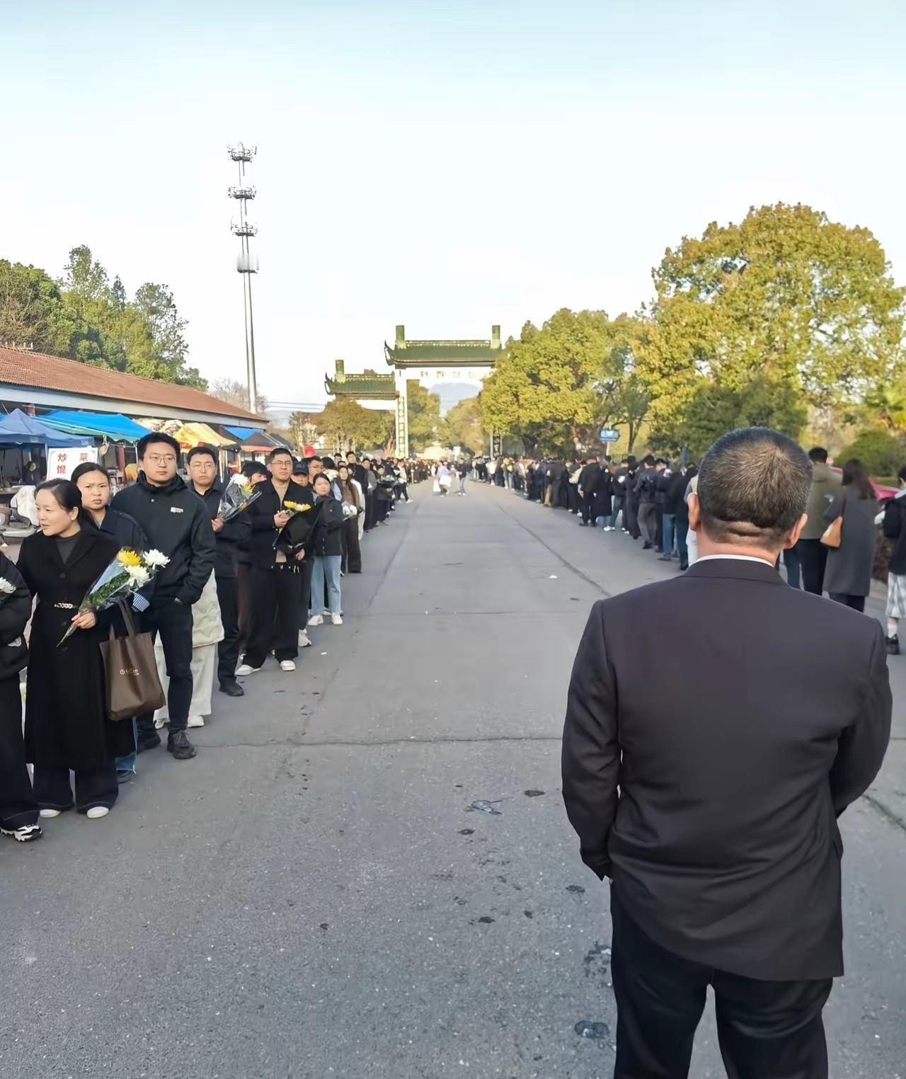 长长的送葬队伍，张雪峰老师所有的付出在这一刻值了！人的心里有杆秤，做过的好事是会