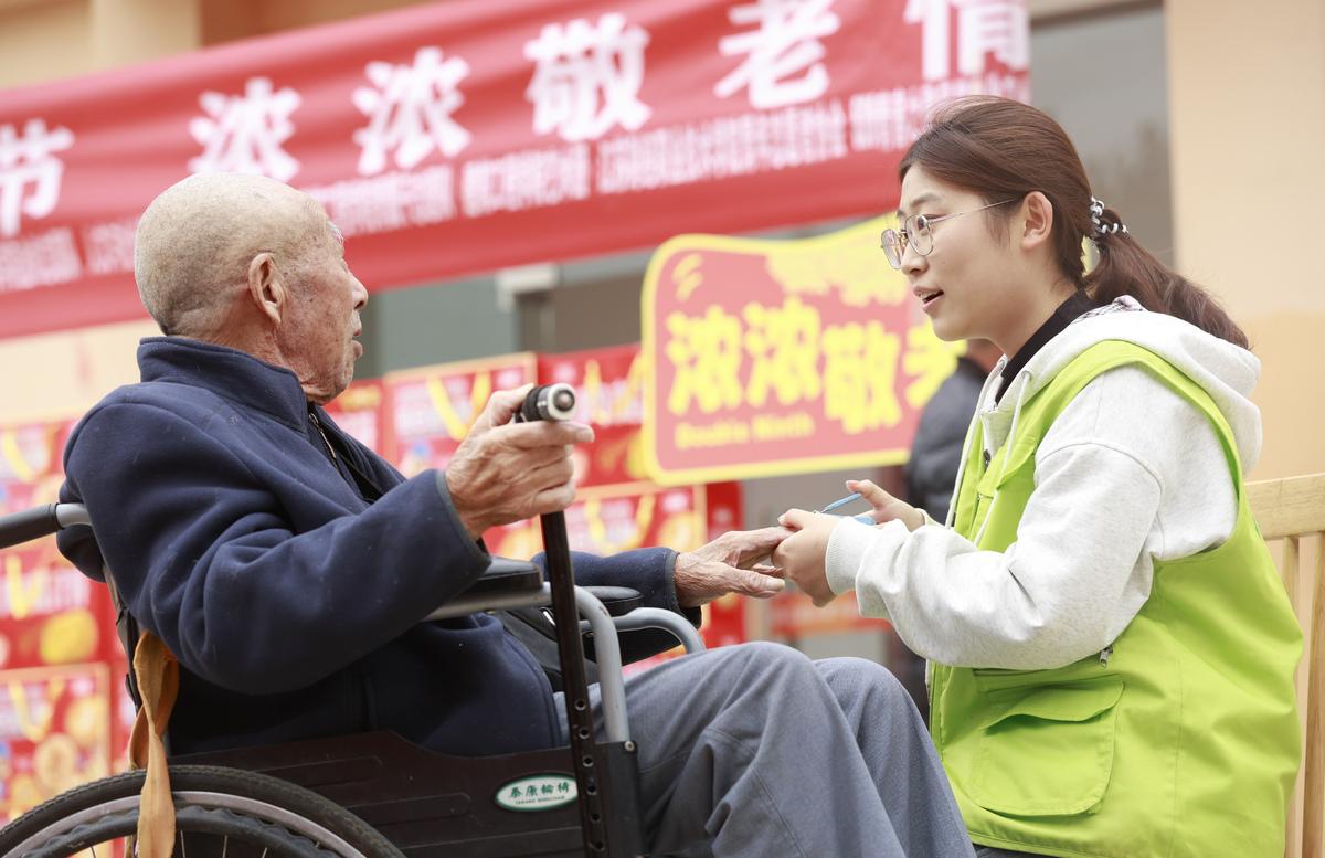 小区出现“共享孙子”，陪聊天陪买菜还代吵架——

北京某老龄化社区，最近兴起“共