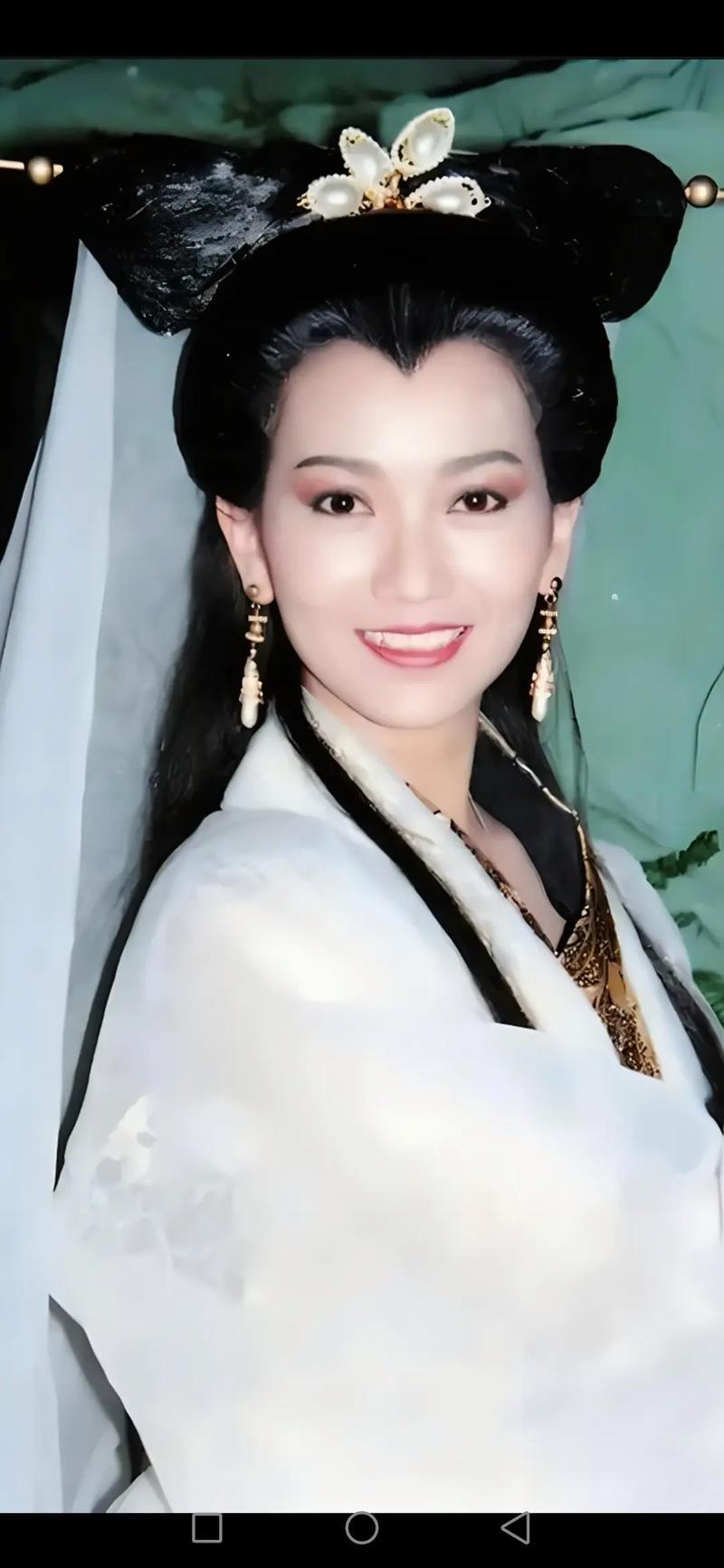 1975年，21岁的赵雅芝嫁给了31岁的香港名医黄汉伟。婚后3年，赵雅芝便与有妇