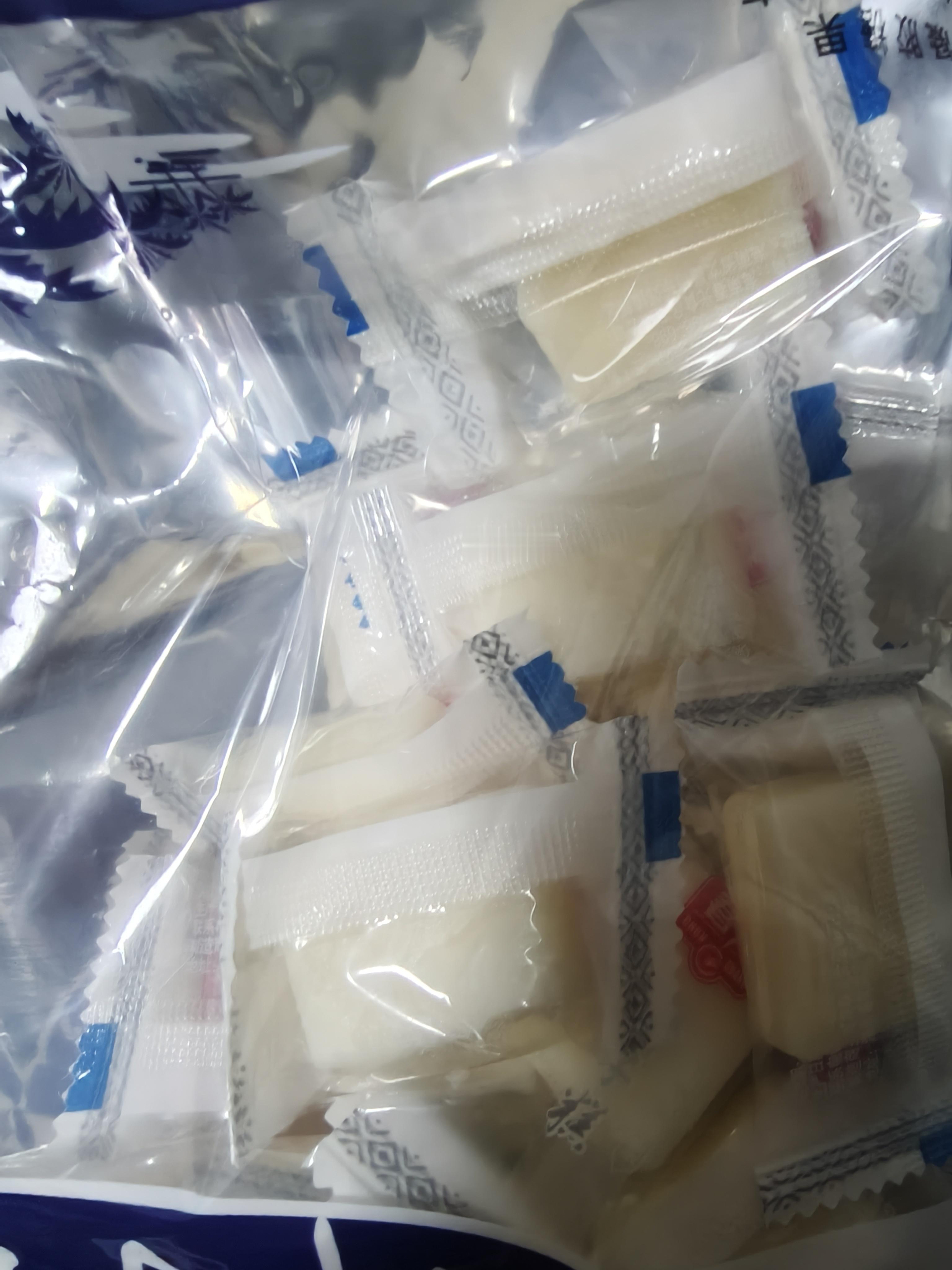 oh这种椰子糕我只要拆开一包，就会一个接一个吃，停不下来，比牛奶小方好吃多了我觉