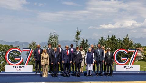 G7峰会合影站位藏多少现实博弈？特朗普主动掌镜暗藏什么态度？冯德莱恩挤后排角落、