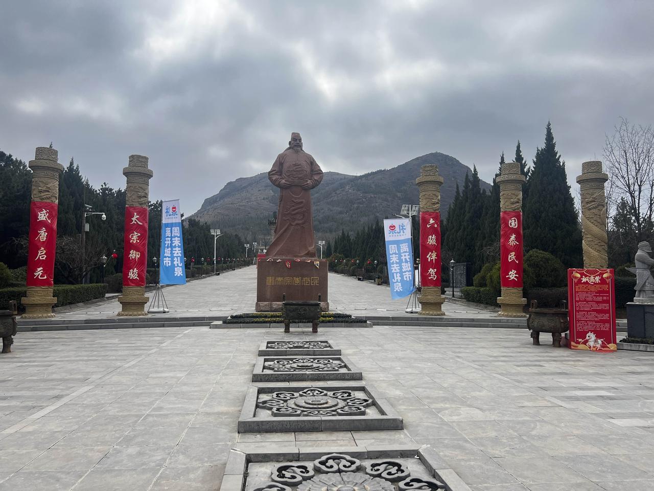 诺贝尔文学奖是对社会发展最无益处的奖项，也是含金量最低的奖项。我实在费解，一个外