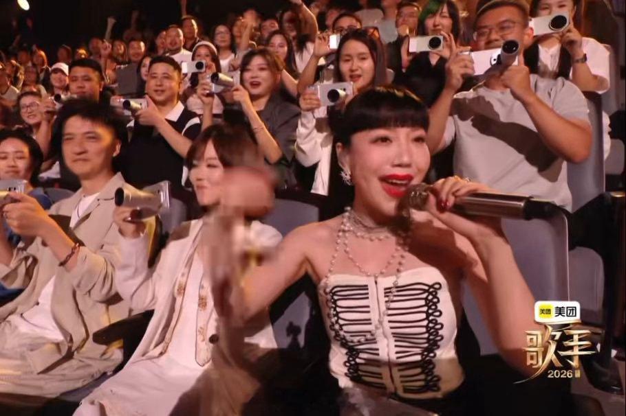 吴莫愁秒了吴莫愁可以补位 她在台下唱的那几句，听着比台上某些人还稳。不是夸张，是