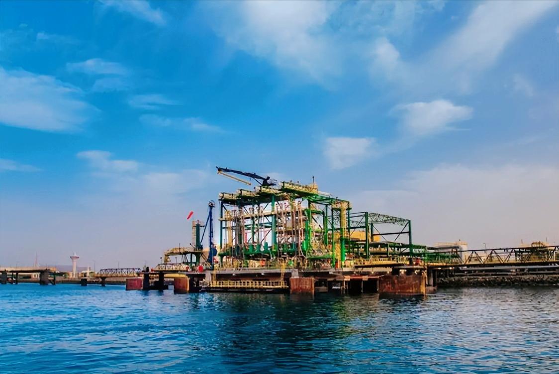 仅半个月红海油的运费直接腰斩暴跌，从一天45万美元跌到20万美元，而沿岸的延布港