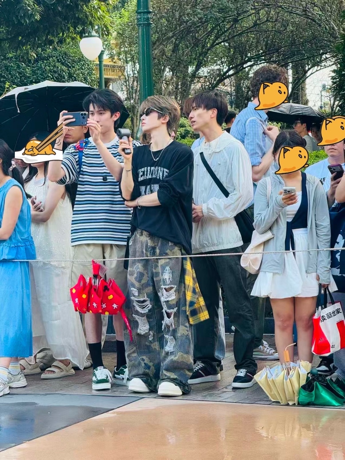 迪士尼偶遇了刘宇林墨伯远高卿尘迪士尼偶遇刘宇林墨伯远高卿尘 ​​​