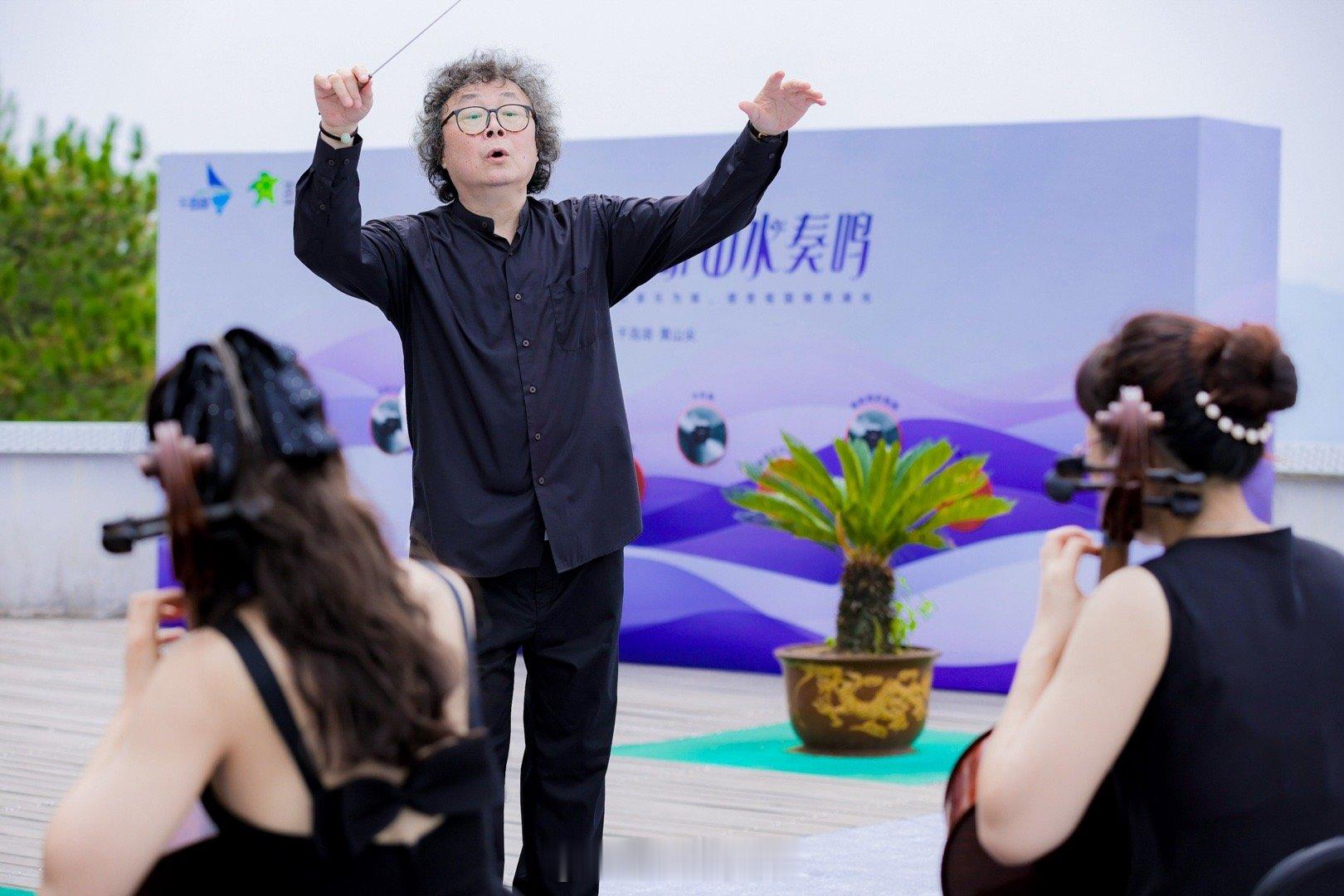与音乐共游千岛湖，在千岛湖的怀抱中，我们偶遇了一场意料之外的现场音乐会，一开始是