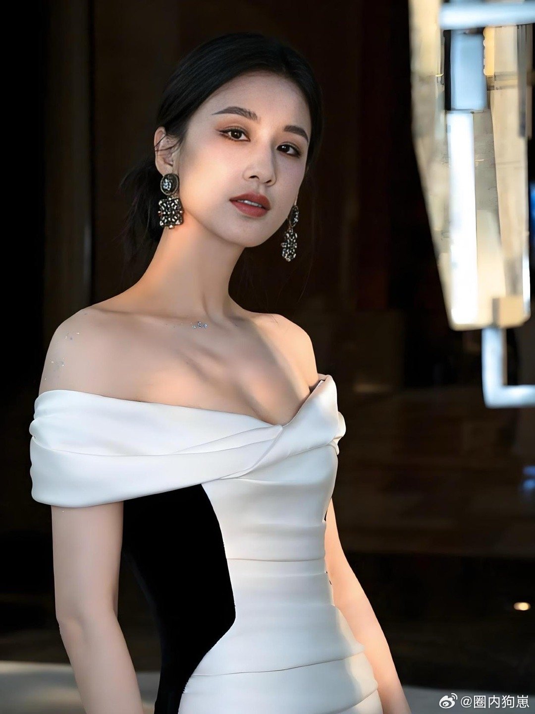 黄圣依用状态诠释“优雅永不过时”，举手投足间的从容气质，岁月仿佛只增添了她的魅力